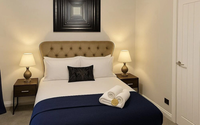 East Manchester 2-beds, Sleeps 4 With Parking