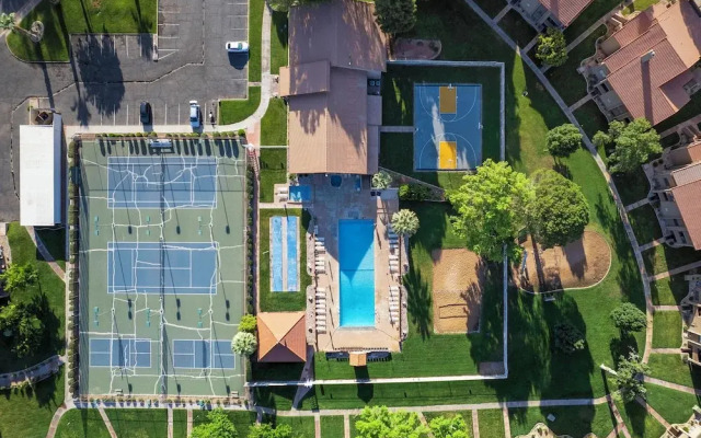 Hikers Hideaway Cozy Resort Condo w/ Pool & More