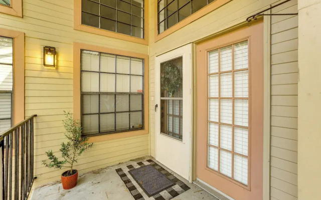 6 Mi to Mercer Botanic Gardens, Sleek Unit w/ Pool