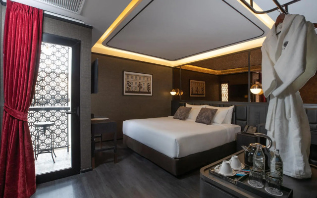 The Gravitique Hotel Khaosan