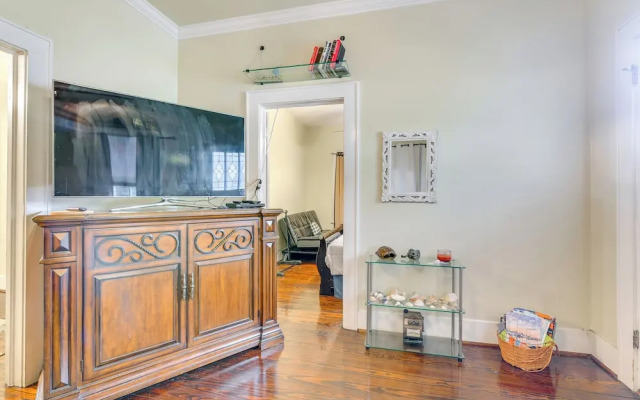 ~ Half-mi to Galveston Seawall: Apartment w/ Deck!