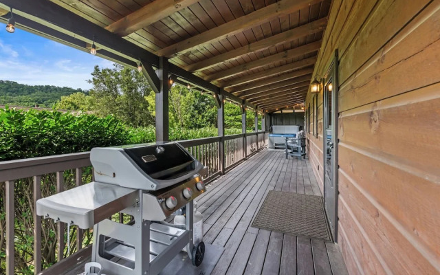 Cabin w/ Hot Tub, Theater & Games!