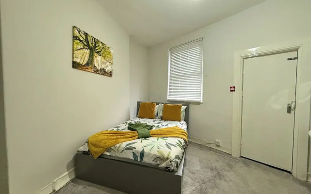 Spacious 6BR Property with Parking