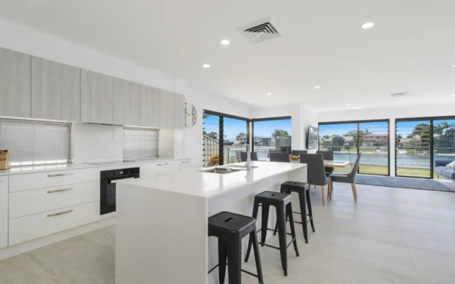 Floating On The Canals - 80 Commodore Cres