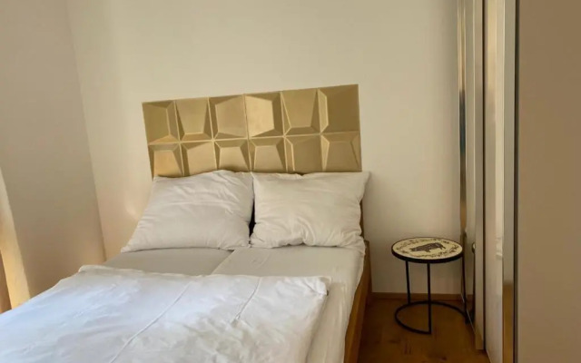 Modern apartment near city center - garden