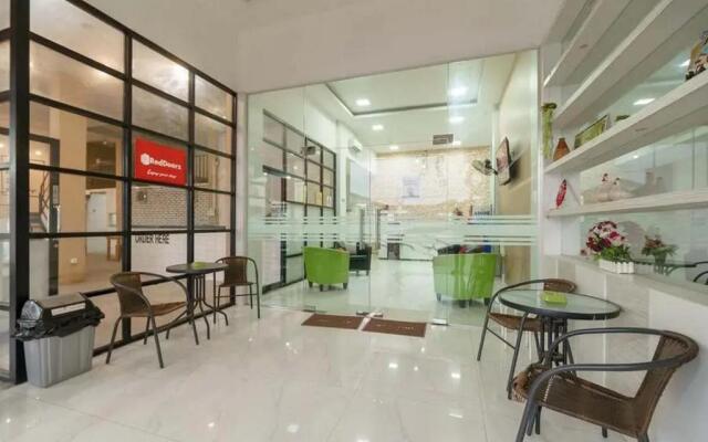 RedDoorz Plus @ Cemara Asri Medan