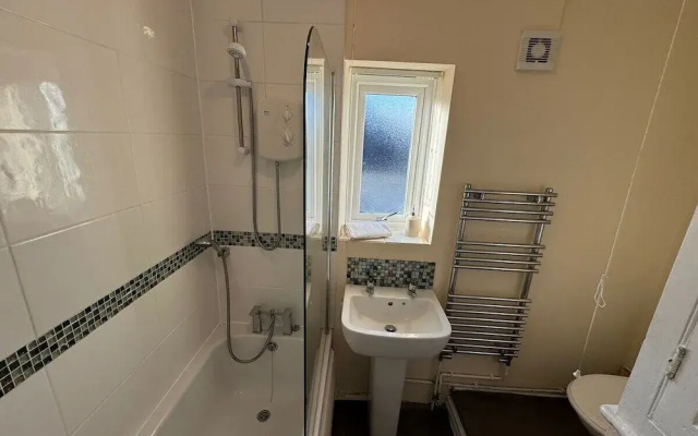 Comfortable 4-bed Home With Free Parking