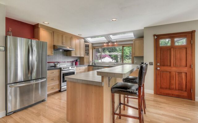 Lovely Laurelhurst - Music Room & Sunny Yard 3 Bedroom Home