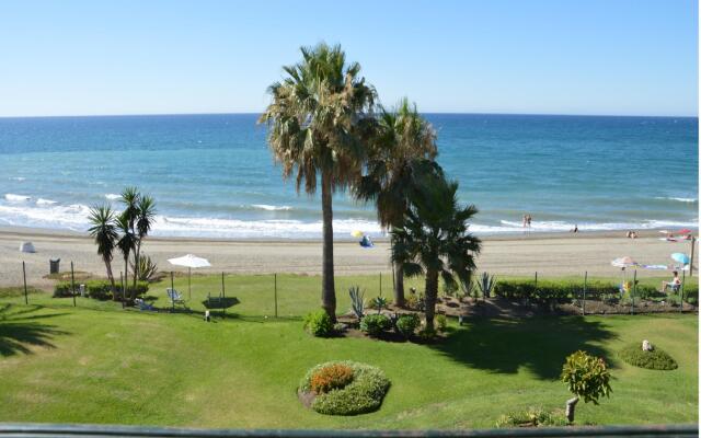 HB - Comfortable Beachfront Holiday Apartment