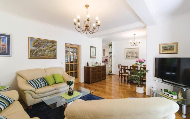 Nice Home in Mokosica With Wifi and 6 Bedrooms