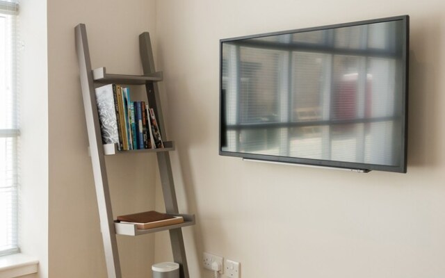 402 Dean Park Mews Apartment