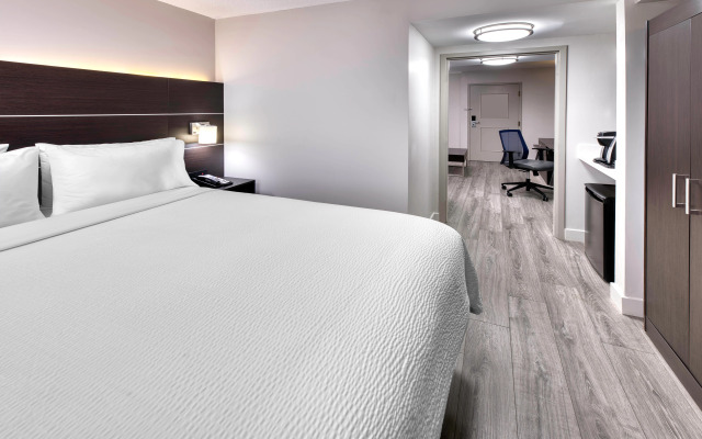 Holiday Inn Express & Suites Mississauga-Toronto Southwest by IHG