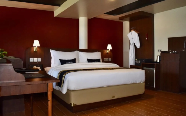 Doulos Phos The Ship Hotel