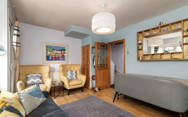 Charming 1BR Highbury Flat With Balcony