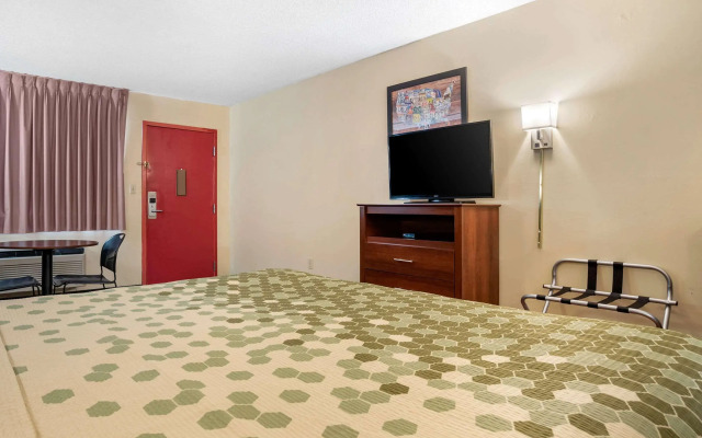 Econo Lodge Inn And Suites