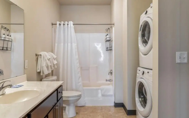 Milwaukee Classy 1BD 1BA Downtown Apartment