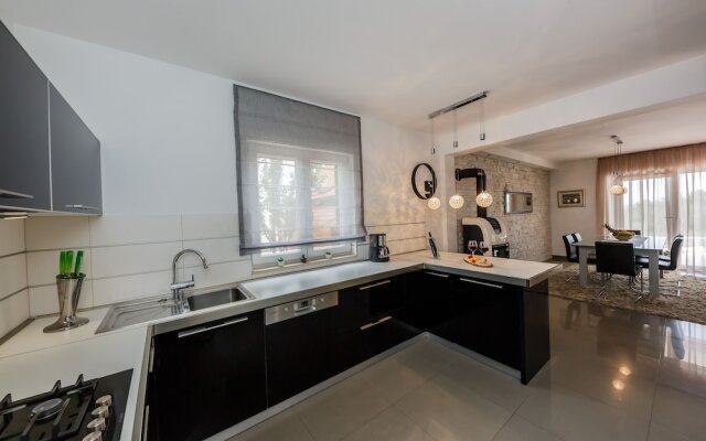 Luxury Secluded Villa w. Pool, Jacuzzi and Garden