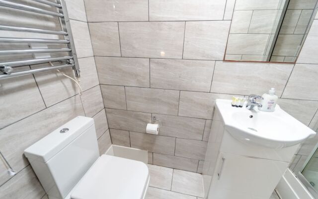 23 North Road Studios Near QE and UOB