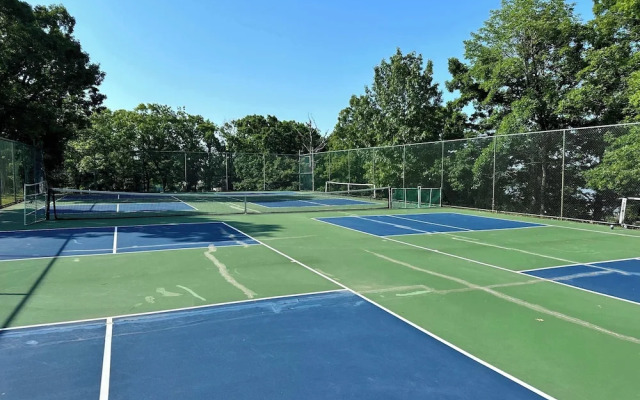 Lazy L at the Lake Chic 3 BDR Condo w/ Boat Slip