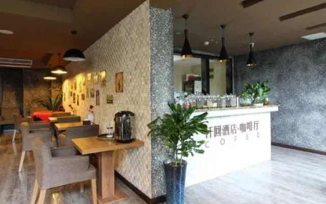 Qianhui Hotel (Chongqing Daping Longhu Times Tianjie Store)