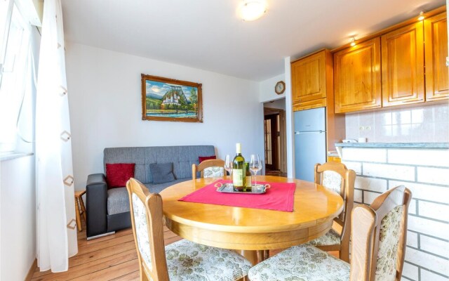 Stunning Apartment in Duce With Wifi and 1 Bedrooms