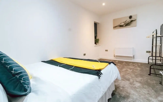 Charming 2-bed Apartment in Purley