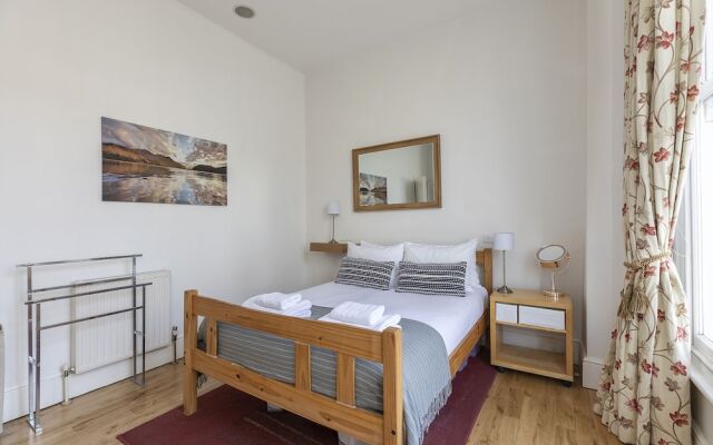 Bright Clapham flat with private garden, sleeps 4