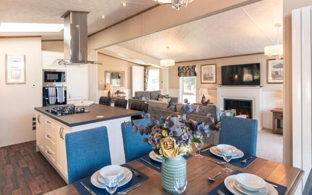 Sutton Lodge With Hot Tub