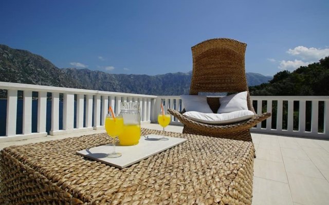 PENTHOUSE STOLIV 5m/sea Pool/Spa Area Jetty+Sunbeds Secluded location