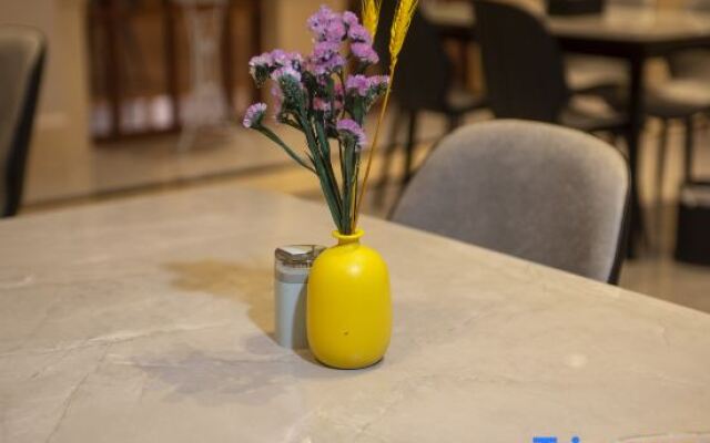 Vienna Hotel (Luoshan)