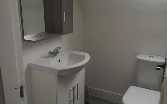 3 bed House With 2 Living Areas and 2 Bathrooms