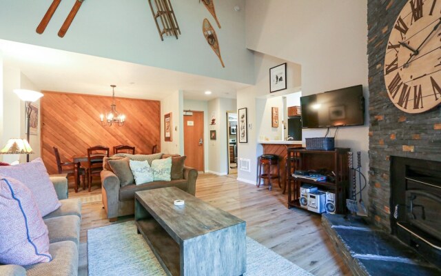 Aspen Creek #306 1 Bedroom Condo by RedAwning