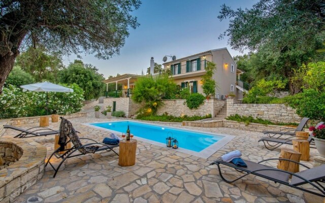 Maritina Villa - 2 BR House Surrounded by Olive Groves