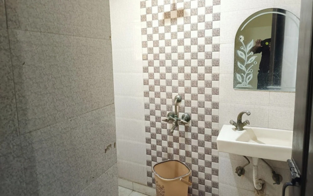 Hotel Spot Inn Paharganj Near New Delhi Railway Station