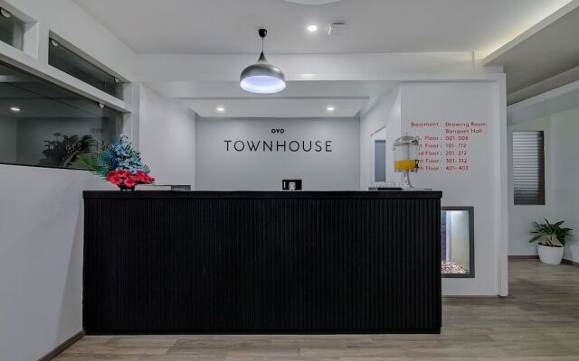 OYO Townhouse 047 Kanakpura Road