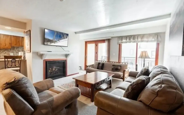 Breakaway West Ski Condo 1,5 miles from the Lifts by RedAwning