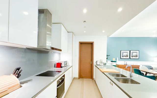 Aya - Impeccable 1BR Apartment with Balcony in City Walk