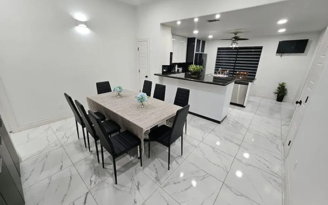 Family Luxury Home With Pool in Mcallen Near by Hospitals and Stores