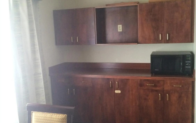 Foxwood Inn & Suites