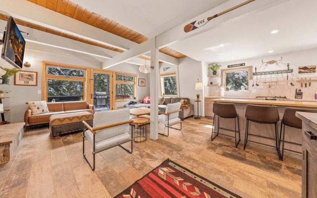 Tahoe City Retreat For 8!