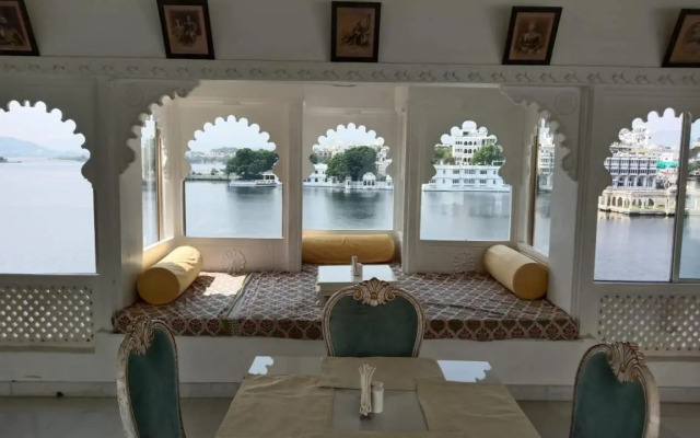 Jagat Niwas Palace