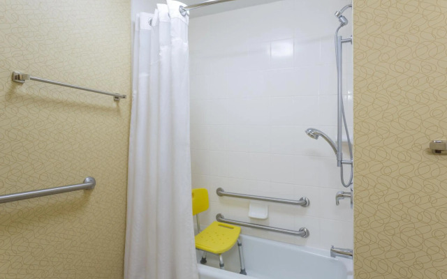 Holiday Inn Express Tower Center by IHG