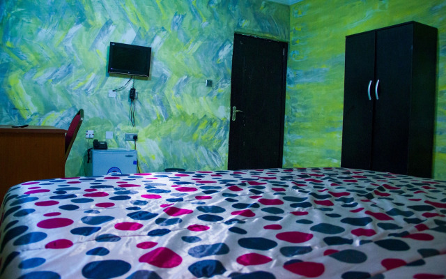 Glass House Suites Annex