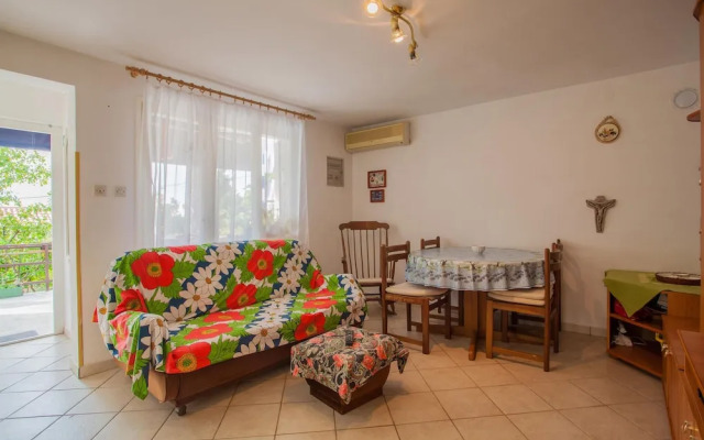 Nice Apartment in Cres With 2 Bedrooms and Wifi