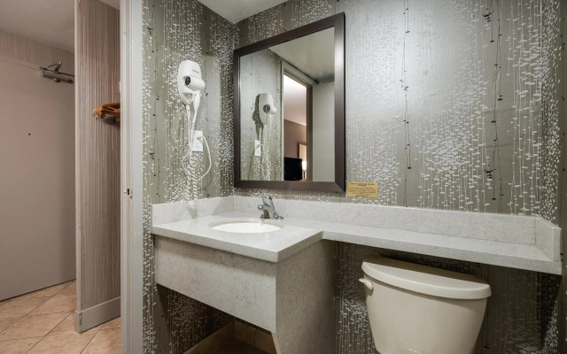 Monte Carlo Inn Toronto West Suites