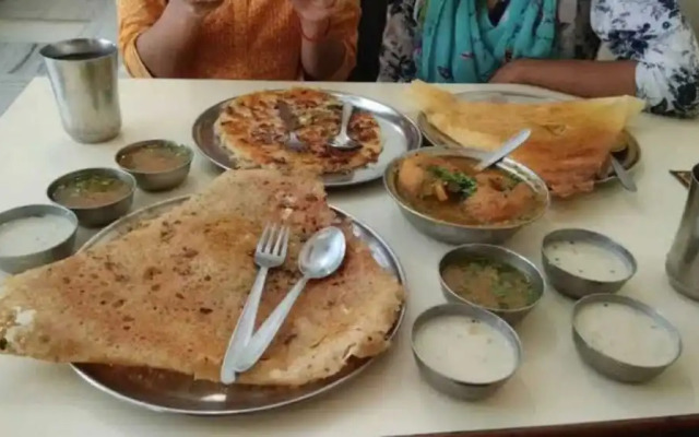 Sada Shiv Guest House near Ganga river
