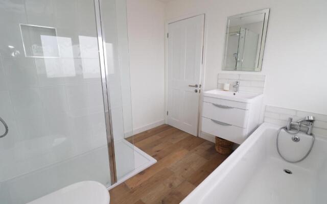 Spacious & Modern Beach House, 100m To Beach