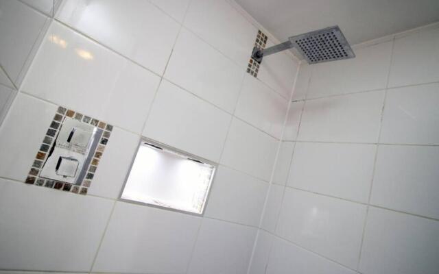 Stylish Home in Port Tennant - 4BR Free Parking!