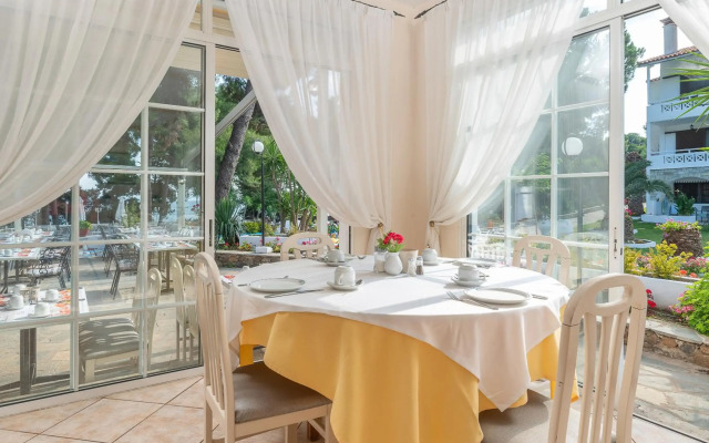 Porfi Beach Hotel