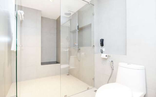 Silver Living Phrom Phong by Favstay